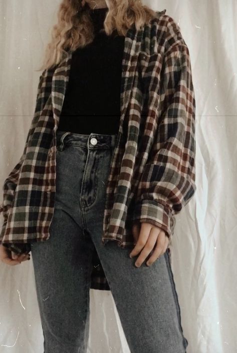 Flannel Under Sweater Outfits, Cute Outfits Flannels, Flannel Layered Outfit, Autumn Outfits Flannel, 80s Plaid Outfits, 80s Flannel Outfit, Casual Punk Fashion, Feminine Flannel Outfit, Flannel Aesthetic Outfits