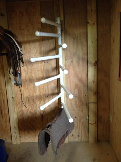 PVC, saddle blanket/saddle pad rack, DIY Diy Saddle Rack, Saddle Pad Rack, Tack Room Organization, Horse Tack Rooms, Horse Farm Ideas, Diy Horse Barn, Horse Barn Ideas Stables, Saddle Rack, Dream Horse Barns