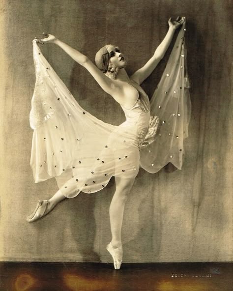 saisonciel: Patricia Bowman da Soichi sunami 1932 Ballet Positions, Ziegfeld Girls, Ziegfeld Follies, Vintage Ballet, Vintage Dance, Boris Vallejo, Day Of Dead, Royal Ballet, Post Mortem