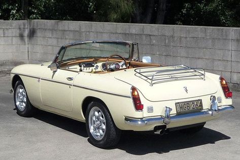 Vintage Roadster, Pic Wallpaper, Mgb Roadster, Classic European Cars, 550 Spyder, Triumph Cars, Mgb Gt, Morris Garages, Mg Mgb