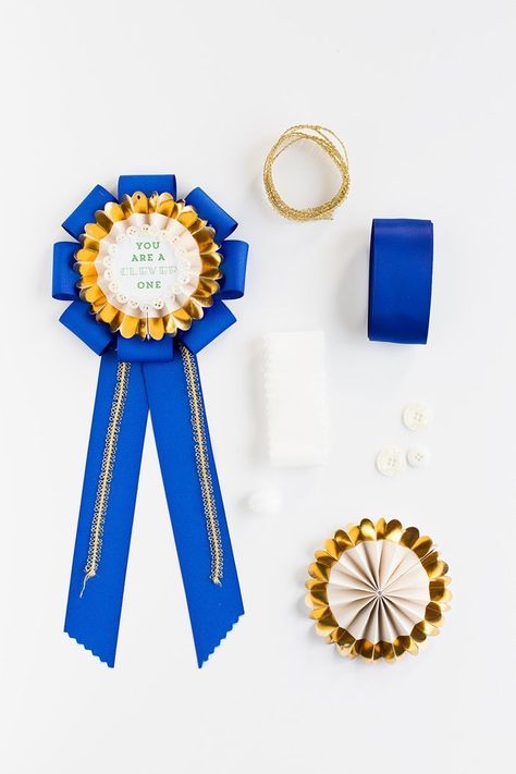 Sports Day Badges, How To Make Rosettes, Horse Ribbons, Badges Diy, Diy Graduation Gifts, Horse Birthday Parties, Homecoming Mums Diy, Handmade Charlotte, Ribbon Rosettes