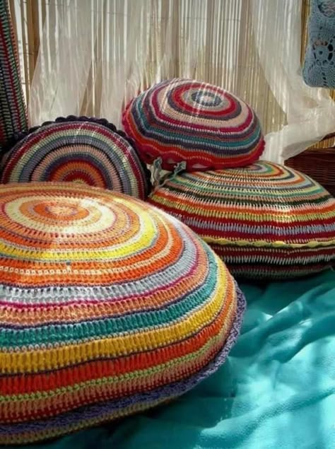 Crochet Pillow Round, Diy Crochet Room Decor, Crotchet Pillow, Room Crochet Decor, Crochet Circle Rug, Crochet Bean Bag, Crochet Pillow Ideas, Round Pillow Crochet, Crochet Floor Pillow