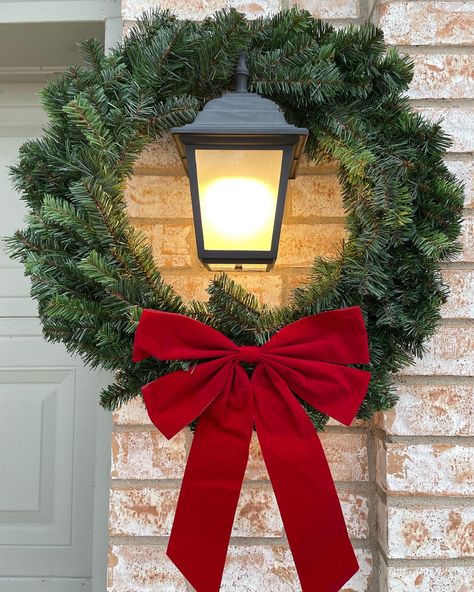 Red Christmas Bows Outside, Exterior Wreaths On Windows, Christmas Wreath Red Bow, Red Bows Christmas Decor, Christmas Wreath With Red Bow, Red Bow Christmas Decor, Christmas Wreath With Bow, Outdoor Christmas Wreath, Wreath With Red Bow