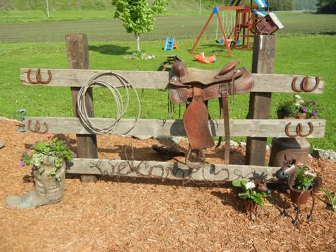 Cute idea for someplace in the yard. Rustic Front Yard Landscaping Ideas Wagon Wheels, Landscaping In The Country, Hitching Post Ideas, Recycled Garden Projects, Farmhouse Yard, Country Garden Decor, Hitching Post, Recycled Garden, Garage Floor