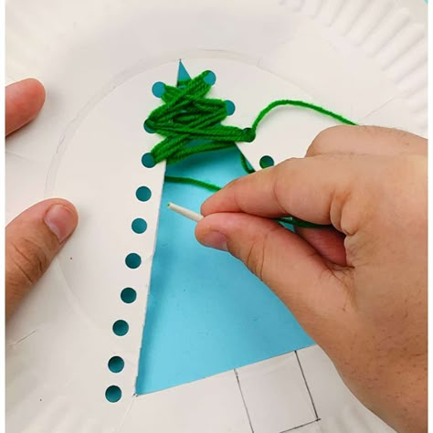 Diy Christmas Tree Paper, Paper Chains Christmas, Pre K Christmas Crafts, Paper Plate Christmas Crafts, Christmas Tree Paper Plate Craft, Paper Strip Christmas Tree Craft, Paper Plate Christmas Tree, Plate Christmas Tree, Christmas Tree Plate