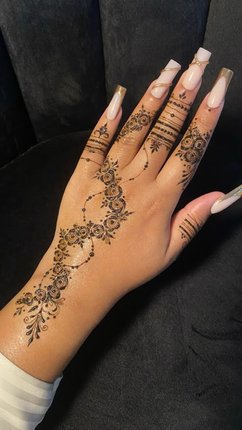 Dainty Henna, Eid Henna Designs, Inai Pengantin, Cute Henna Designs, Cute Henna Tattoos, Jagua Henna, Henna Style Tattoos, Tattoo Designs Hand, Henna Designs Wrist