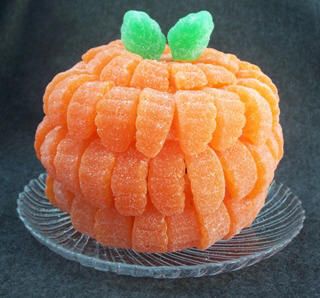 @KatieSheaDesign ♡❤ #Halloween ❤♡ ♥ ❥ Orange slice pumpkin-- cute party treat Homemade Halloween Crafts, Dulces Halloween, Pumpkin Craft, Pumpkin Centerpieces, Homemade Halloween, Halloween Crafts For Kids, Fall Treats, Pumpkin Crafts, Monster Party