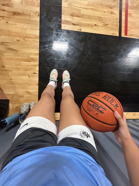 Basketball Training Aesthetic, Female Basketball Aesthetic, Bball Aesthetics, Girls Basketball Aesthetic, Basketball Aesthetic Girl, Girl Playing Basketball, Basketball Snap, Basketball Ground, Highschool Basketball