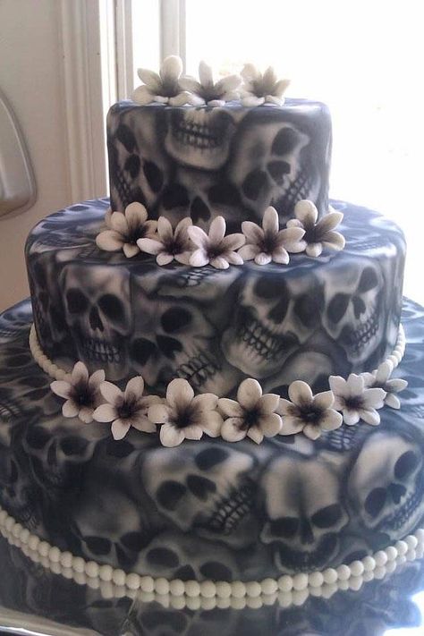 Skull Wedding Cakes, Scary Halloween Cakes, Halloween Torte, Gothic Cake, Torte Creative, Skull Cake, Torte Cupcake, Gateaux Cake, Tiered Cake