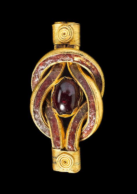 A Hellenistic gold and garnet Herakles knot - Circa 3rd Century B.C. Ancient Greek Jewelry, Ancient Jewels, Roman Jewelry, Ancient Jewellery, Historical Jewellery, Medieval Jewelry, Greek Jewelry, Art Antique, Ancient Jewelry