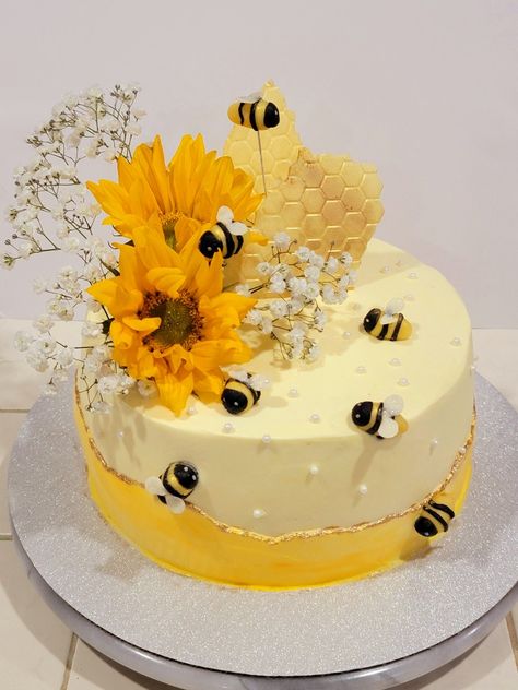 Rasmalai bumblebee with sunflower cake Sunflower Theme Cake, Bee Birthday Theme, Bumble Bee Cake, Bee Cakes, Bee Theme, Finding Joy, 50th Birthday, Bumble Bee, Themed Cakes