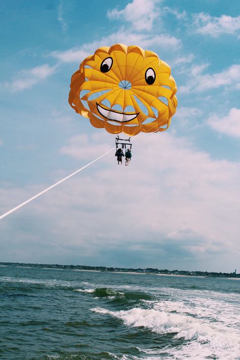 all smiles in cape may parasailing in the sun at the beach #summer #fun #happy #parasailing #travel #adventure #summer #beach #ocean #friends #vsco Parasailing Pictures, Parasailing Aesthetic, Summer Days Aesthetic, Ocean Friends, Adventure Summer, Bucket List Vacations, Prince Art, Vibes Art, Fun Places To Go