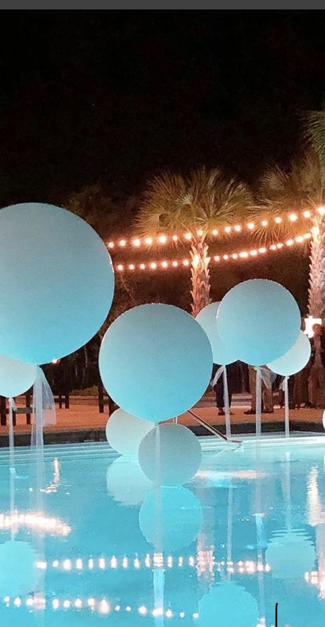 Sweet 16 Pool Parties, Pool Events, Quince Themes, Pool Party Decorations, Metallic Balloons, Boho Party, Pool Decor, White Balloons, White Party