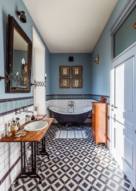 15 Magnificent Eclectic Bathroom Designs That Are Full Of Ideas Eclectic Bathroom Design, Eclectic Bathroom, Bad Inspiration, Interior Minimalista, Bad Design, Farmhouse Bathroom Decor, Tile Flooring, Traditional Bathroom, Decor Minimalist