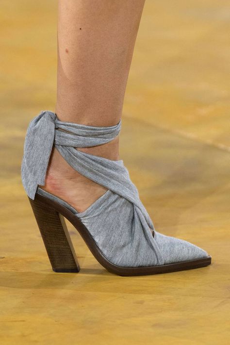 Fashion Week Spring 2020, Burberry Prorsum, Footwear Design Women, Vogue Paris, Shoes Booties, Shoe Lover, Carolina Herrera, Shoe Style, Primavera Estate