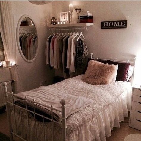 Urban Outfitters Room, Reka Bentuk Bilik Tidur, Small Bedroom Organization, Hiasan Bilik Tidur, Apartment Bedroom Decor, Small Room Bedroom, Teen Bedroom, Organization Bedroom, Dream Rooms