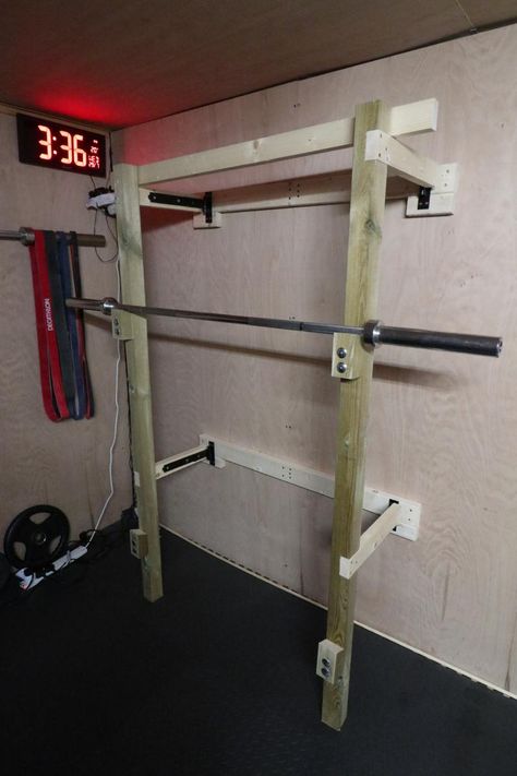 Folding squat rack. Not perfect but works and saves a lot of space. Garage Gym Diy, Diy Power Rack, Homemade Gym Equipment, Home Made Gym, Crossfit Equipment, Backyard Gym, Diy Gym Equipment, Home Gym Garage, Diy Home Gym