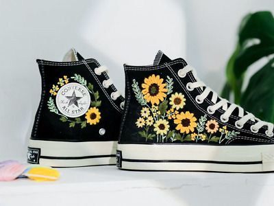 ad eBay - Embroidered Converse Chuck Taylor High Top Custom, Sunflower Embroidered Shoes - Buy Now, click the link (eBay) Floral Embroidery Shoes, Embroidery Drawing, Embroidery Sneakers, Converse Embroidery, Cool Converse, Cute Converse Shoes, Converse Design, Chuck Taylor Shoes, Embroidered Converse