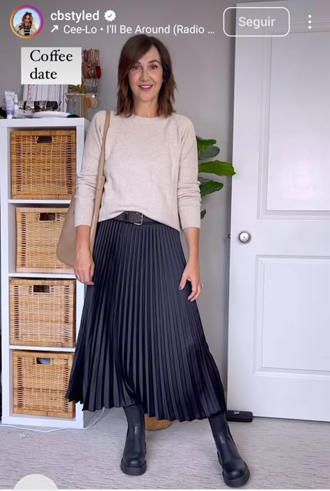 Gray Pleated Skirt Outfit, Maxi Skirt Winter Outfit, Dubai Clothes, Pleated Maxi Skirt Outfit, Winter Maxi Skirt Outfit, Pleated Midi Skirt Outfit, Maxi Skirt Winter, Pleaded Skirt, Accordion Skirt