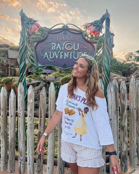 beignets, besties & the bayou. name a more perfect combo ?! 🐊✨🪷 🐸 . can’t wait for everyone to get to see this ride!! #disneycastlife Parks Aesthetic, Unrealistic Wishlist, Disney Park Outfit, Disney Picture Ideas, Disney Fits, Disney Adult, Disney College Program, Disney Photo Ideas, Girly Fits