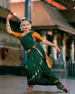 Bharatanatyam Costume, Temple Jewelry Necklace, Indian Classical Dance, Classical Dance, Fashion Hub, Temple Jewellery, Harem Pants, Dancer