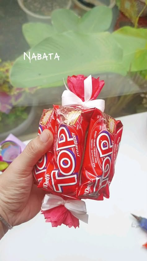 Mini Gift Snack Ideas, Snack Bucket Gift, Diy Bucket Snack, Diy Snack Boxes Gift Ideas, Gift Wisuda Unik, Buket Snack Mini, Mini Gift Snack, Bingkisan Snack, Hampers Snack