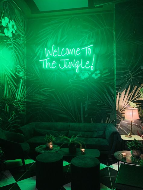 Jungle Bar Design, Tropical Nightclub, Tropical Theme Bar, Lounge Bar Interior, Lounge Bar Design, Bar Themes, Miami Bar, Bar Lounge Design, Neon Jungle