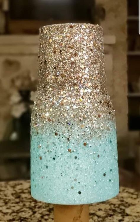 Glitter Epoxy Tumbler, Tumblers Ideas, Yeti Cup Designs, Tumblr Cup, Tumbler Cups Personalized, Resin Work, Epoxy Resin Diy, Resin Tumblers, Glitter Tumbler Cups