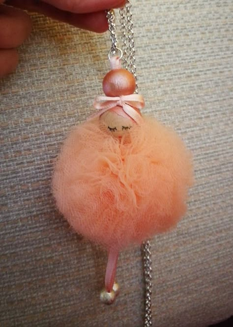 Diy Christmas Angel Ornaments, Tulle Crafts, Wood Peg Dolls, Yarn Dolls, Christmas Angel Ornaments, Diy Yarn Crafts, Bracelets Handmade Diy, Pom Pom Crafts, Clothespin Dolls