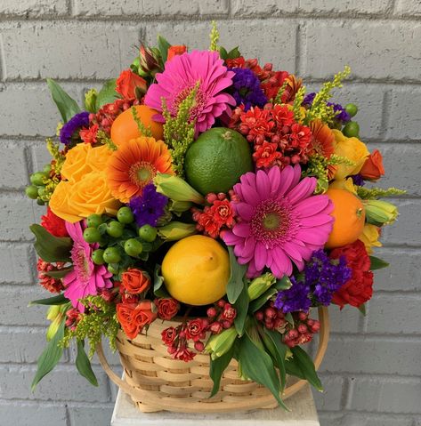 Fruit and flowers Mexican Flower Arrangements, Fruit And Flower Arrangements, Repotting Orchids, Colorful Flowers Arrangements, Flowers For Mom, Candle Arrangements, 8 Martie, Spring Arrangements, Creative Flower Arrangements