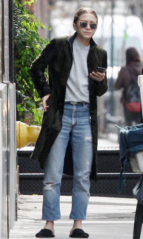 Ashley Olsen Steps Out In Textured Fur And Ripped Jeans (Olsens Anonymous) Ashley Olsen Style, Style Icons Women, Style Icons Inspiration, Olsen Fashion, Olsen Twins Style, Mary Kate Ashley, Olsen Twins, Mary Kate Olsen, Ashley Olsen