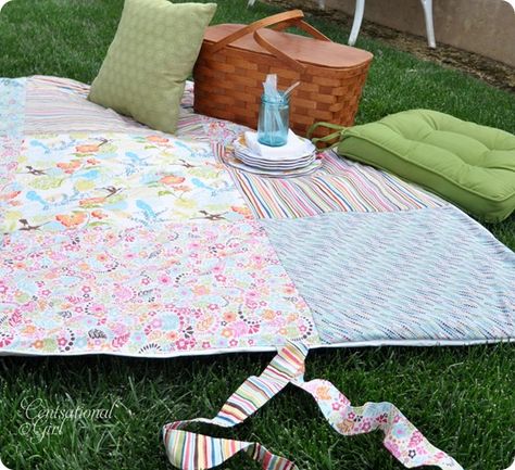 Patchwork picnic blanket... I really need to learn to sew so I can make cute things like this! Picnic Blanket Diy, Waterproof Picnic Blanket, Picnic Quilt, Vinyl Tablecloth, Ideas Hogar, Blanket Diy, Sewing Tutorials Free, A Picnic, Quilt Tutorials