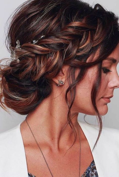 Coiffure mariage : ces coiffures bohèmes devraient vous in... - Grazia.fr Gorgeous Braids, Wedding Bun Hairstyles, Simple Wedding Hairstyles, Side Hairstyles, Trendy Wedding Hairstyles, Penteado Cabelo Curto, Braided Hairstyles For Wedding, Wedding Hairstyles Updo, Wedding Hairstyles For Long Hair