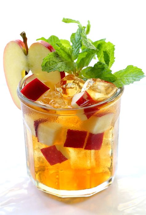 This Apple Mint Whiskey Iced Tea is refreshing on warm Fall days, but the whiskey will still warm you up on cold Fall nights! Pineapple Upside Down Shot, Healthy Iced Tea, Whiskey Drinks Recipes, Iced Tea Recipes Homemade, Apple Chai, Homemade Iced Tea, Apple Whiskey, Apple Mint, Apple Tea