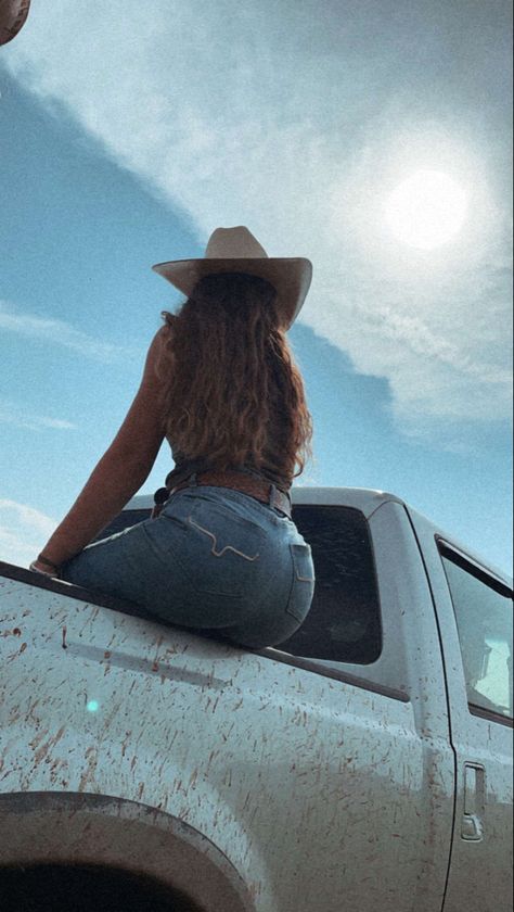 Cowboys And Horses, Cowgirl Pose Reference, Western Pictures Ideas, Rodeo Photoshoot, Country Princess, Western Photo Shoots, Cowgirl Photography, Cowgirl Photoshoot, Americana Aesthetic