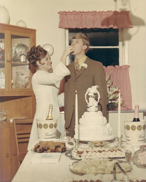 wedding cake 50s Wedding Cake, 60s Wedding Cake, 70s Wedding Cake, People Interacting, Events Coordinator, 60s Wedding, Funny Wedding Cakes, 1970s Wedding, 50s Wedding