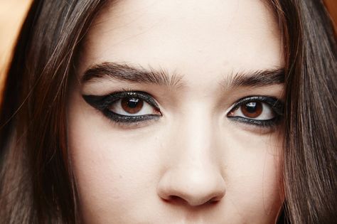 eyeliner-mistakes-you-are-making Bad Eyeliner, Emo Eye Makeup, Korean Makeup Eyeliner, Cat Eye Eyeliner, Makeup Basics, Mascara And Eyeliner, The Best Mascara, Under Eye Makeup, Tutorial Eyeliner