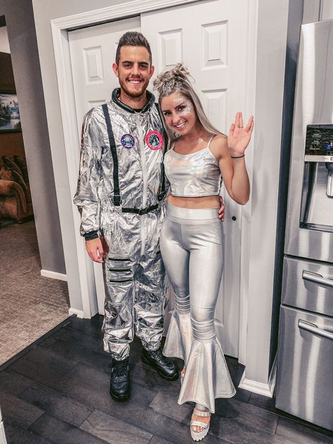 #halloween #couplescostume #alien #astronaut #space #glitter #irridescent #matchingset #silver #costumes #astronautcostume #aliencostume Creative College Halloween Costumes, Alien Costume Women, Space Girl Costume, Alien Halloween Costume, Easy College Halloween Costumes, Space Costumes, Unique Couple Halloween Costumes, Astronaut Costume, Alien Costume