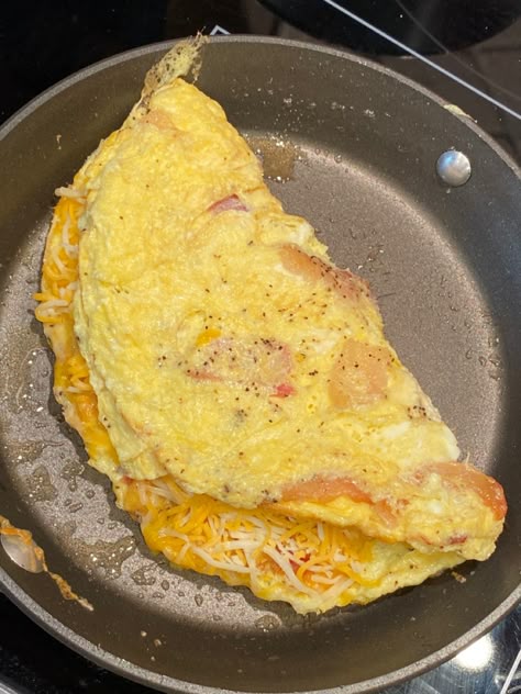 Omelette Aesthetic, Omlet Recipes, Eggs Dinner, Eating Food Funny, Road Trip Food, Breakfast Eggs, Soul Food Dinner, Low Cal Recipes, Cute Snacks