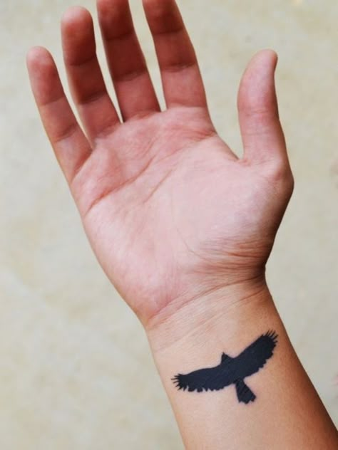 Tiny Bird Tattoos, Tatuagem Masculina Pequena, Bird Tattoo Wrist, Small Finger Tattoos, Wrist Tattoos For Guys, Crow Tattoo, Raven Tattoo, Small Meaningful Tattoos, Neck Tattoos