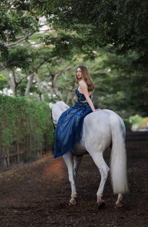 Photoshoot With Horse Ideas, Senior Horse Photography, Rider Photo, Winter Equestrian Festival, Equestrian Photoshoot, Winter Equestrian, Horse Photoshoot Ideas, Equine Photography Poses, Horse Senior Pictures