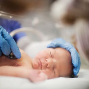 NICU Basics: What to Know About a Neonatal Intensive-Care Unit Neonatal Nurse Practitioner, دورة شهرية, Neonatal Nurse, Neonatal Intensive Care Unit, Pediatric Therapy, Preemie Babies, Nursing Baby, Nursing Career, Future Nurse