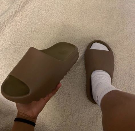 Brown Yeezy Slides, Aesthetic Slides, Cute Fall Aesthetic, Yeezy Slides Outfit, Traveling Outfits, Rainy Autumn, Sneaker Closet, Slides Outfit, Girls Night Party