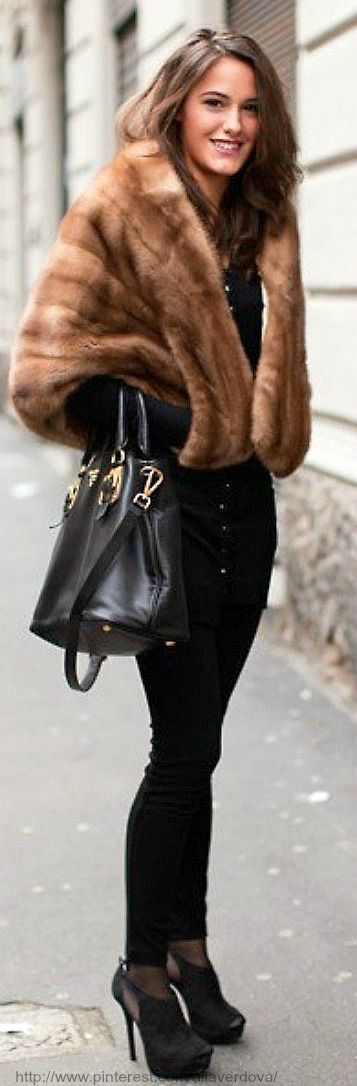 Walking Down The Street, 30 Outfits, Stylish Fall Outfits, Fabulous Furs, Fashion Friday, 60 Fashion, Street Style Trends, Outfit Trends, Street Style Winter