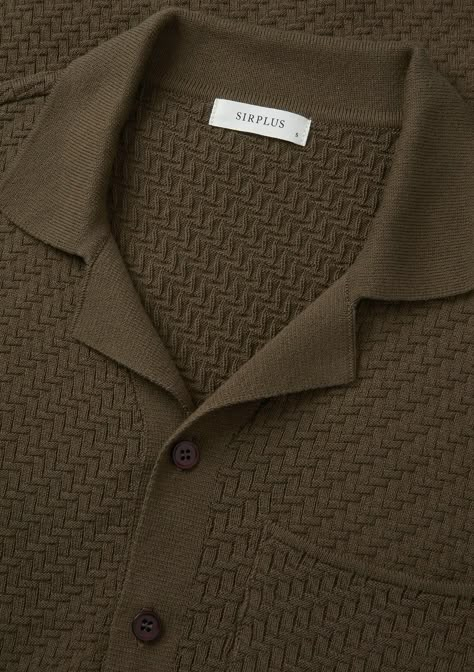 Introducing the Olive Herringbone Knit Polo, a favourite of our SIRPLUS summer collection. Laid back with a vintage feel, this knitted polo is made from premium organic cotton with a timeless herringbone texture. Complete with a chest pocket, ribbed edges, a reinforced placket and corozo buttons. Designed with a relaxed fit and a camp collar, it's the perfect addition to your summer wardrobe. Versatile and stylish, wear it with everything from tailored trousers to shorts, and layer it under a bl Textured Polo Men, Mens Knit Polo Shirt Outfit, Textured Polo Shirt, Mens Knitted Polo, Tailored Trousers Outfit, Textured Knit Collared Polo Shirt, Herringbone Knit, Men Polo Shirt, Knitted Polo Shirt