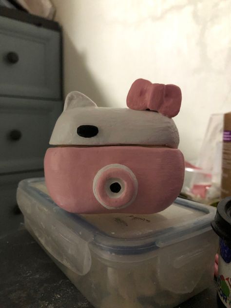 Clay Airpod Case, Hello Kitty Camera, Diy Hello Kitty, Jelly Art, Clay Keychain, Airpod Cases, Diy Case, Clay Sculptures, Clay Work