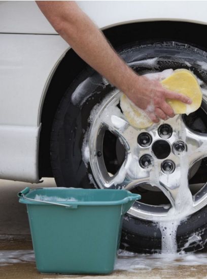 You should be using TWO buckets of water to wash your car. Diy Car Cleaning, Car Cleaning Kit, Cleaning Essentials, Car Wash Soap, Clean Tires, Car Fix, Dawn Dish Soap, Cleaning Techniques, Car Washer