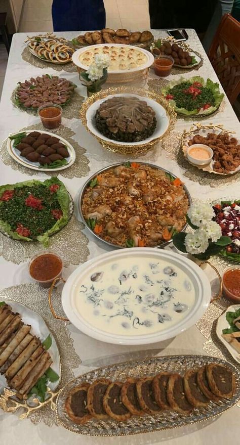 Arab Dinner Aesthetic, Fungshway Living Room, Aftari Dishes Pic, Dawat Table, Food Set Up, Catering Food Displays, Syrian Food, Middle East Food, Catering Ideas Food