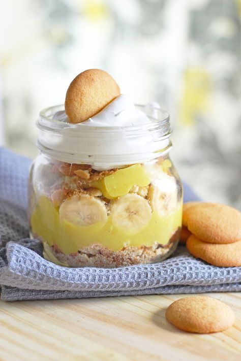 Party Desserts For A Crowd, Summer Party Desserts, Mason Jar Pies, Pie In A Jar, Easy Summer Desserts, Easy Pie, Banana Cream Pie, Summer Dessert Recipes, Desserts For A Crowd