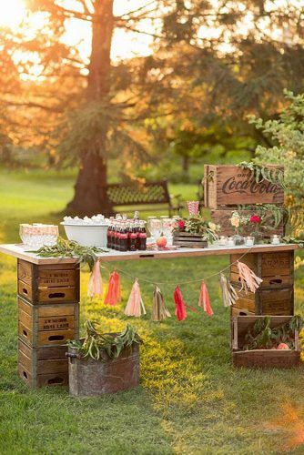 wooden crates wedding ideas the basis for a table with drinks decorated with greenery and garlands nataschia wielink photography Wooden Crates Wedding, Wedding Food Bars, Drink Stations, Wedding Drink Station, Deco Champetre, Wedding Movies, Wedding Buffet, בר מצווה, Outdoor Picnic